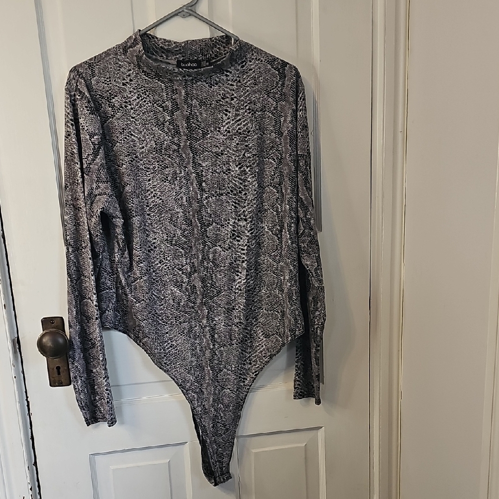 Boohoo Black and Gray Leopard Print Top